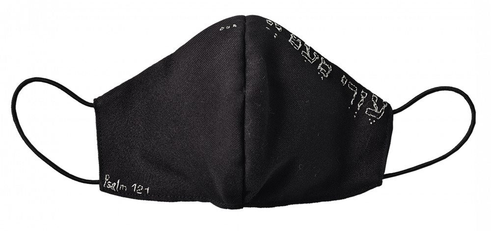 Schwarze Mund-Nase-Maske mit aufgesticktem Schriftzug „Perek 121“ (Psalm 121)