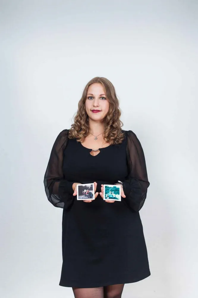 Junge Frau mit Farbfotografien in der Hand