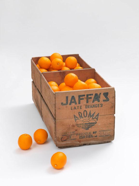 Braune Holzkiste mit Orangen, mit Jaffa-Schriftzug