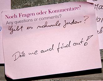 Post-it mit der handschriftlichen Frage „Gibt es schwule Juden?“ un der Antwort „Date me and find out!“