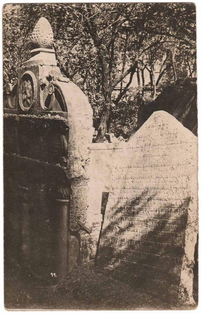 Schwarz-weiß-Fotografie eines Grabsteins