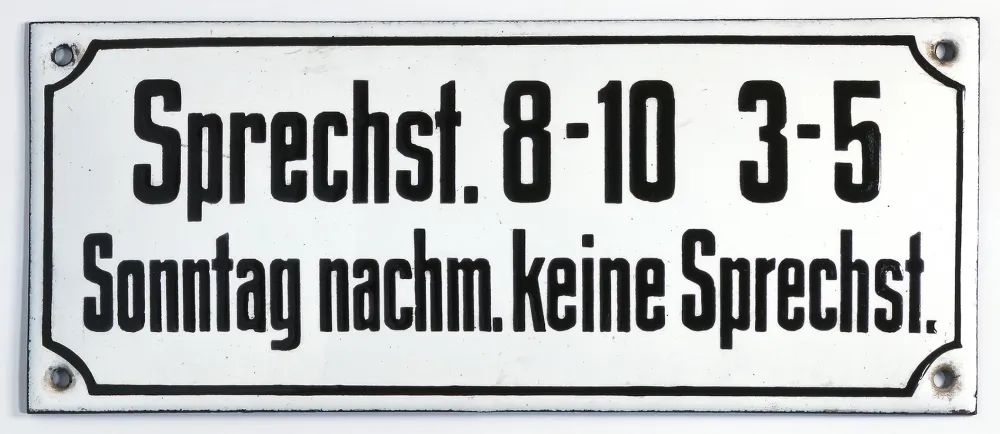 Praxisschild von Dr. Hirschberg mit Angaben zu den Sprechzeiten