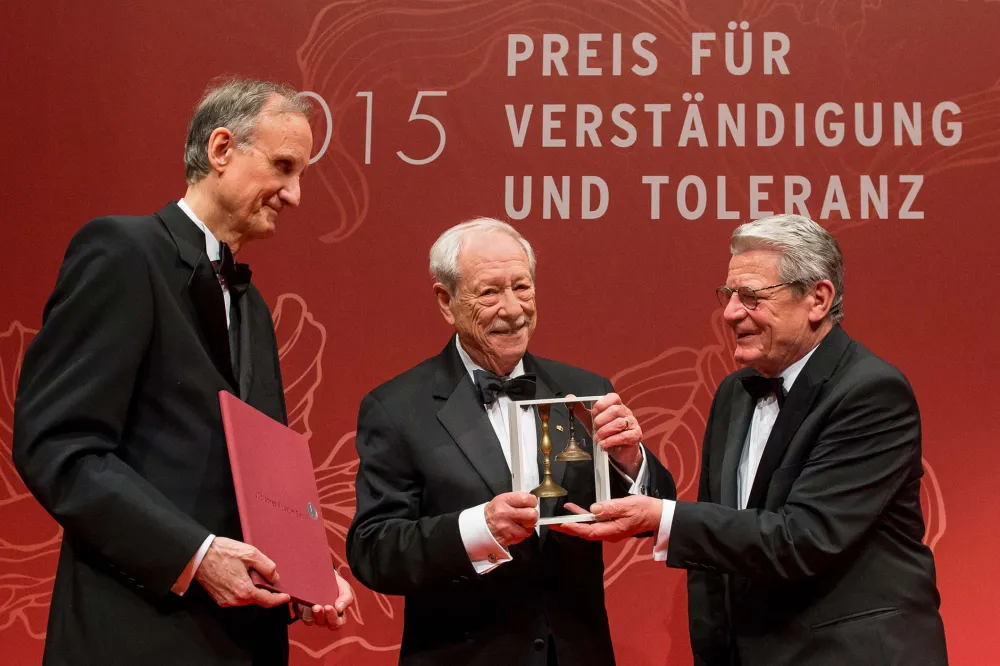 Anniversary dinner 2015: Joachim Gauck and Peter Schäfer present the award to W. Michael Blumenthal