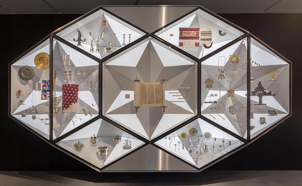 Diamond shaped showcase with Judaica objects