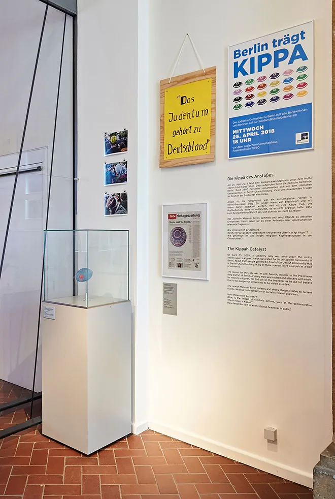 Ausstellungsraum mit Wandtexten über die Kippa.