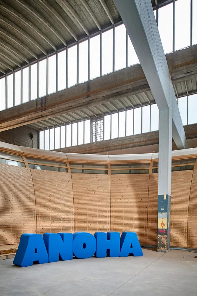 Der blaue Schriftzug „ANOHA“ des Kindermuseums im Inneren der Arche