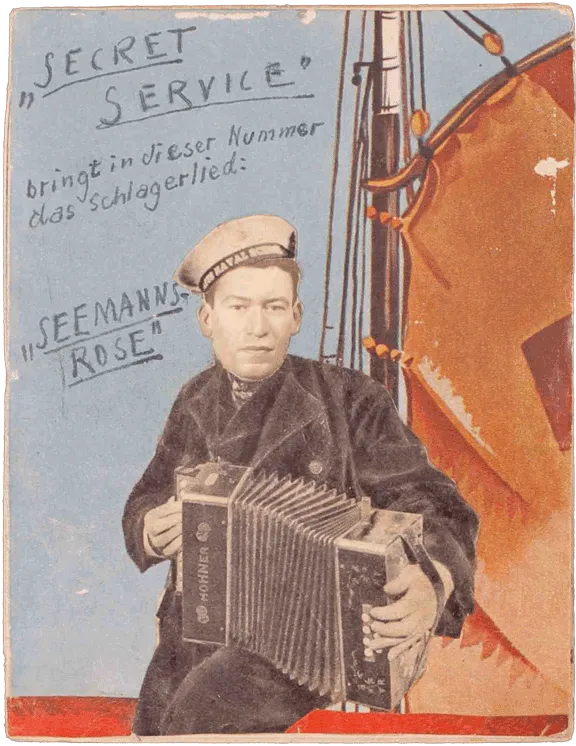 Cover eines Secret Service Heftes mit der Collage eines Matrosen mit Akkordeon, dessen Gesicht mit dem von Curt Bloch überklebt ist. Im Hintergrund sieht man ein Segel an einem Mast.