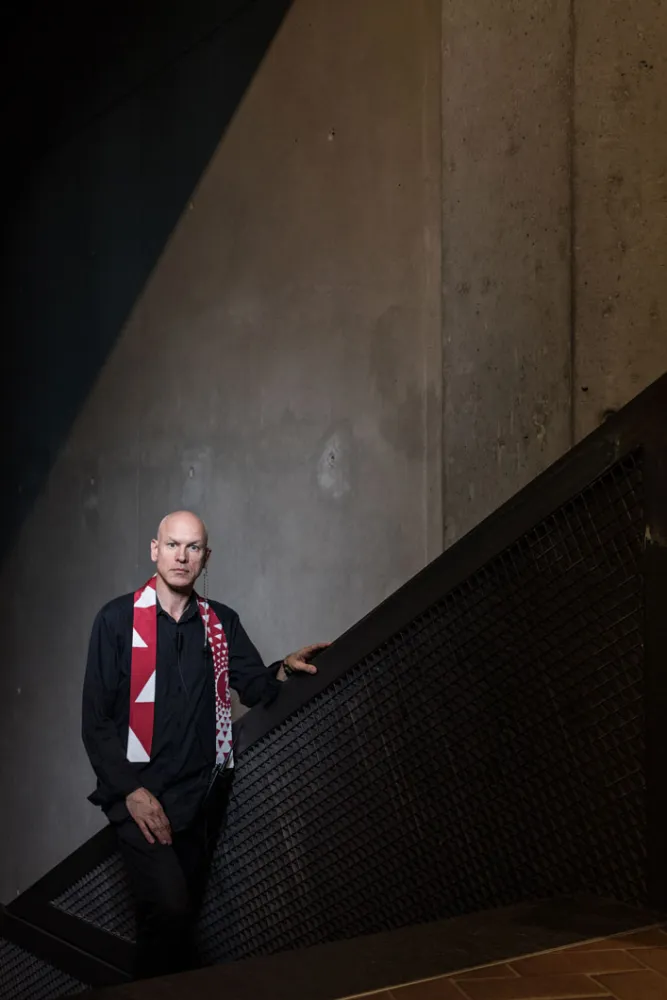 Ein Mann steht auf der Treppe, die zu den Achsen im Libeskind-Bau führen