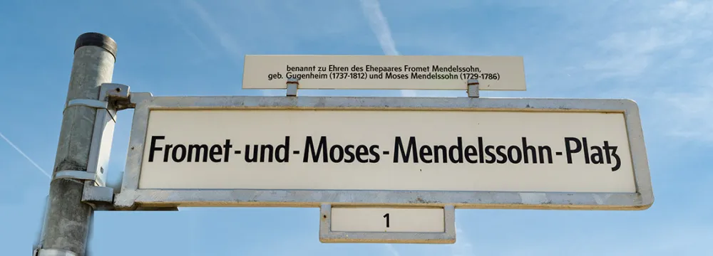 Street sign with the inscription: Fromet and Moses Mendelssohn Square