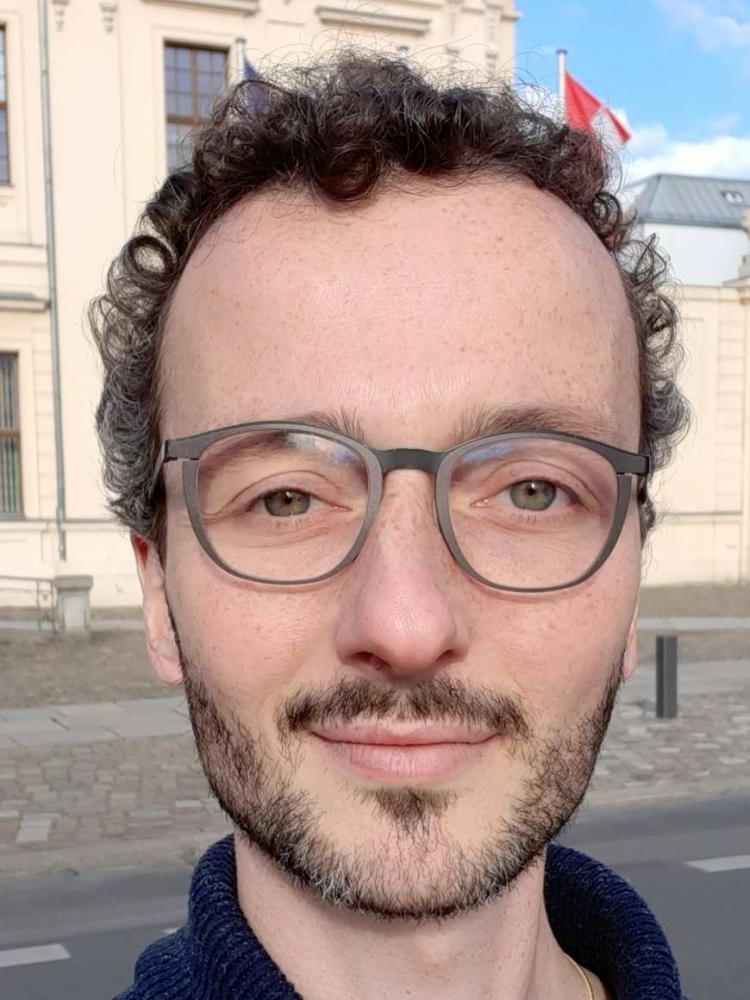 Selfie by David Studniberg in front of the baroque building of the Jewish Museum Berlin.