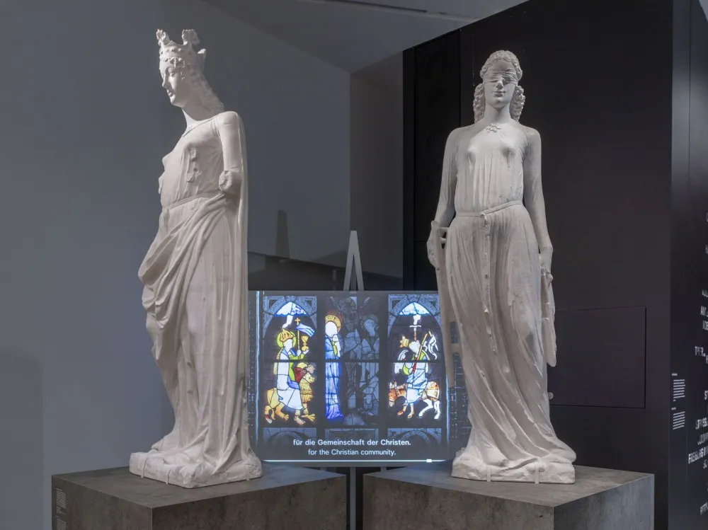 2 statues: Synagoga and Ecclesia