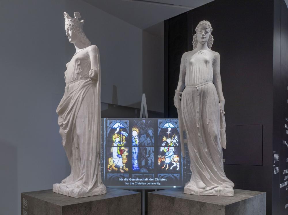 Statuen von Ecclesia (links) und Synagoga (rechts) in der Ausstellung 