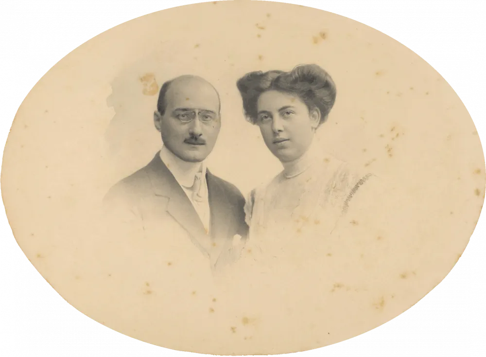 Das ovale Foto zeigt links einen Mann, rechts eine Frau, jeweils als Brustbild. Er trägt Anzug mit Einstecktuch und Monokel, sie trägt ein weißes, hochgeschlossenes Oberteil und eine Hochsteckfrisur.