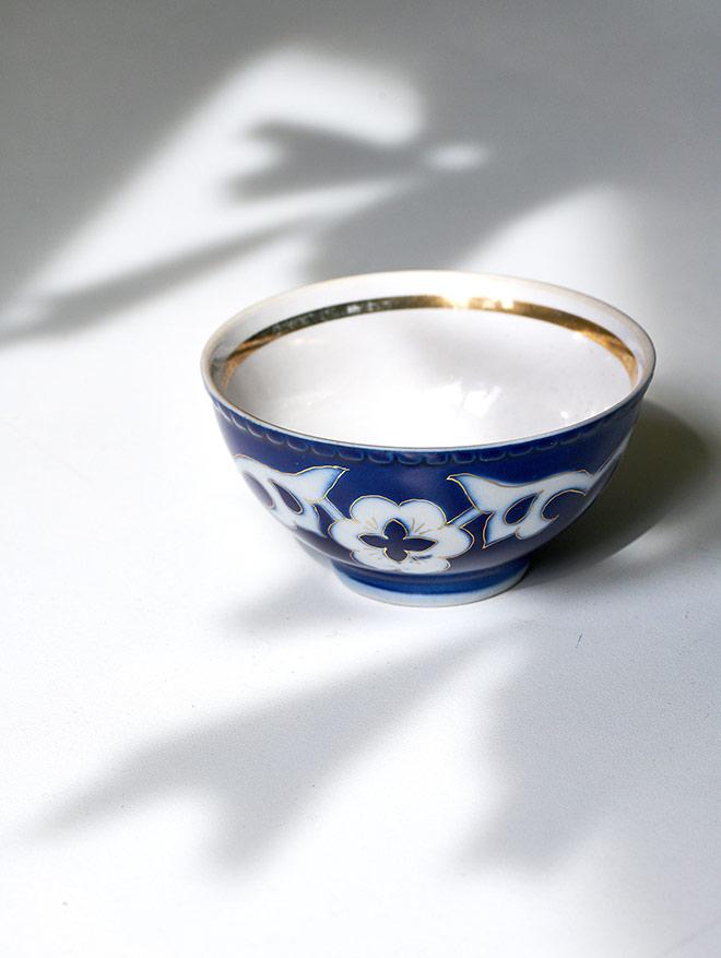 Photo of a blue-white patterned tea bowl with golden rim