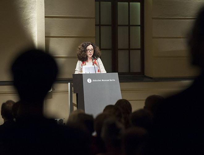 Miriam Goldmann am Rednerinnenpult des Jüdischen Museums Berlin