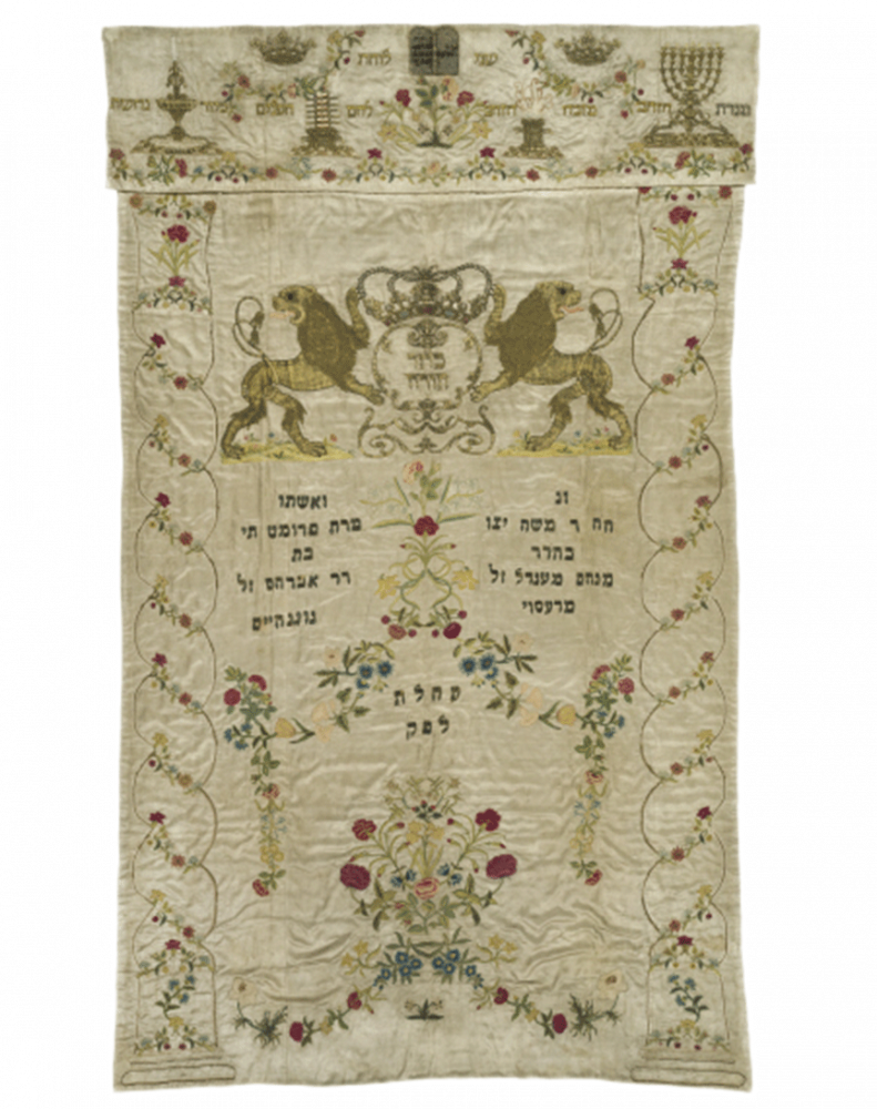 Bestickter Tora-Vorhang mit Löwen-Wappen, Rosen und hebräischer Schrift