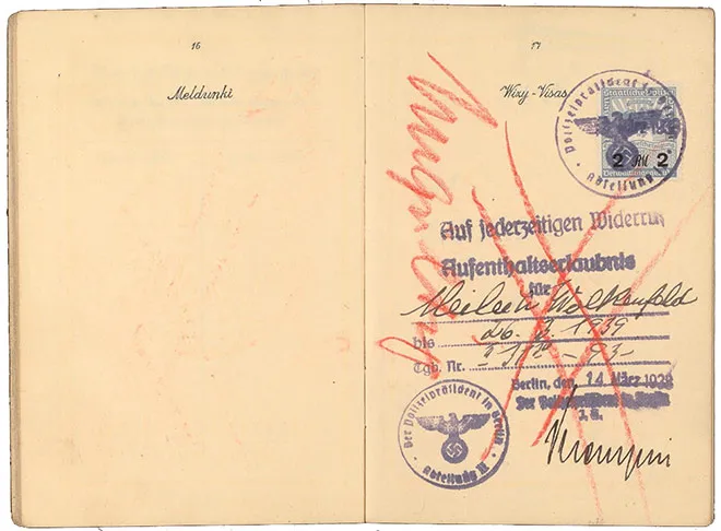Aufgeschlagener Pass mit rot durchgestrichenem Aufenthaltserlaubnis-Stempel