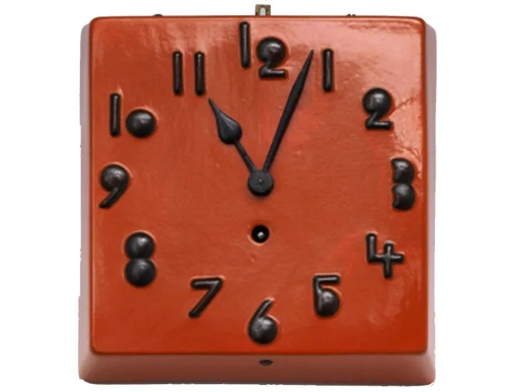 Eine quadratische uranrote Wanduhr aus Keramik.