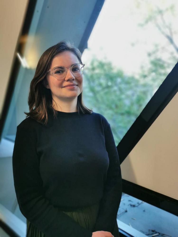 Porträt von Lena Wanner vor einem Fenster im Neubau des Jüdischen Museums