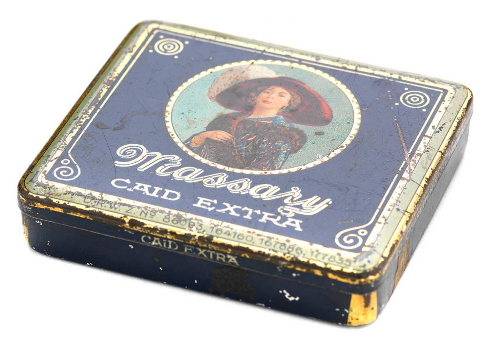 Blechdose mit Scharnierdeckel für 20 Zigaretten, dunkelblau, mittig ist in rundem goldenem Rahmen ein farbiges Porträt von Fritzi Massary gezeichnet