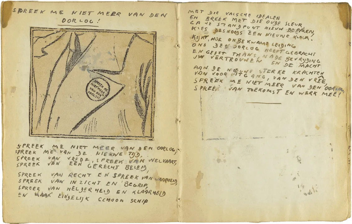 Handschriftlich verfasste Doppelseite in Druckbuchstaben mit eingeklebter Zeichnung eines Anzuges mit Anstecker und dem Titel: „Spreek me niet merr van den Oorlog!“.