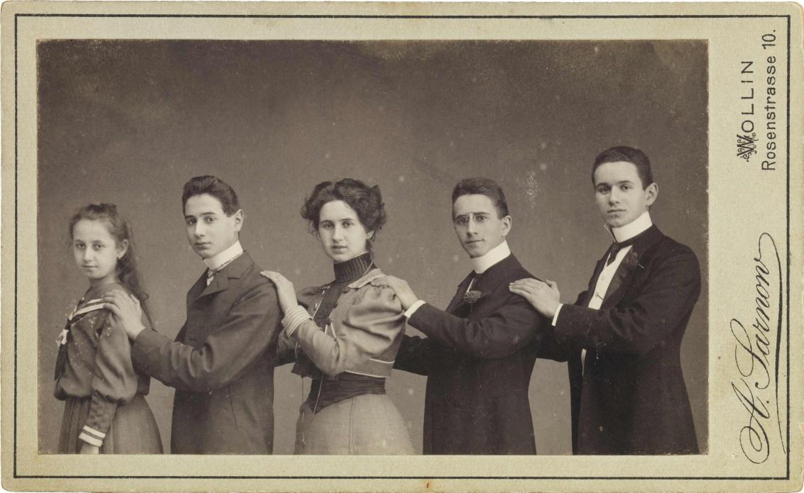 Schwarz-weiß-Foto: Fünf Jugendliche, die der Größe nach von links nach rechts aufgestellt sind, Atelieraufnahme