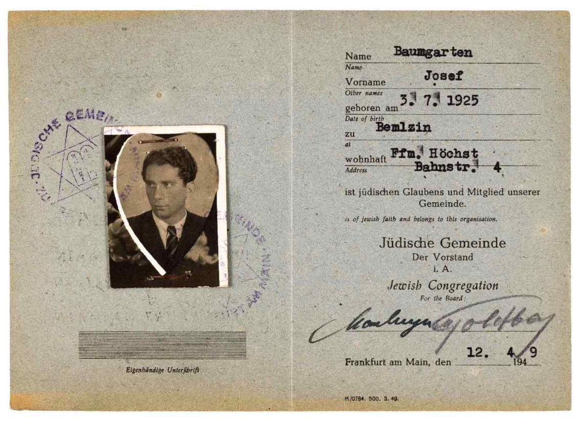 Mitgliedsausweis mit herzförmigen Passfoto, offenbar einem Fotoalbum entnommen