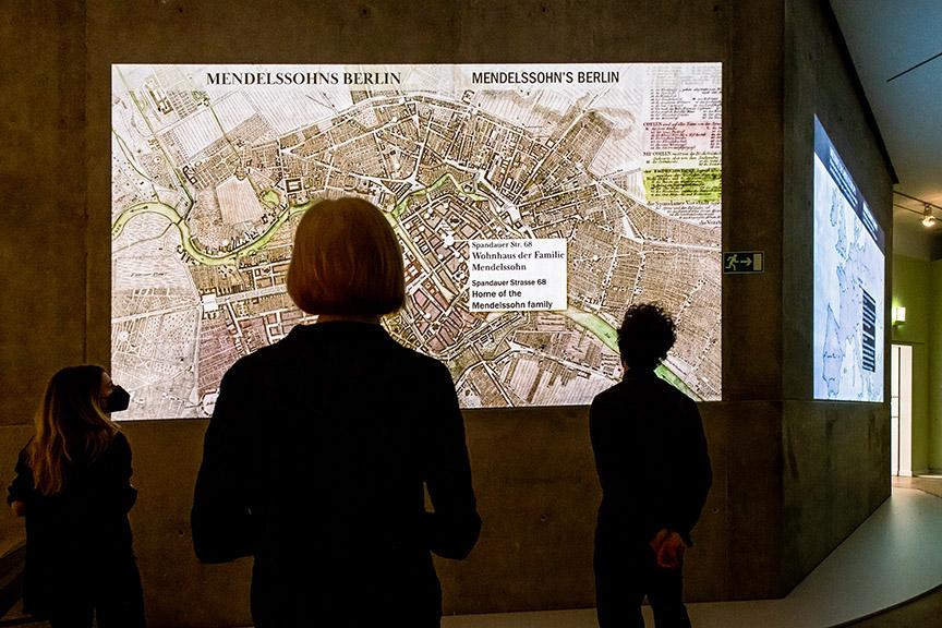 Stadtkarte aus der Moses Mendelssohn Ausstellung mit Besucherinnen