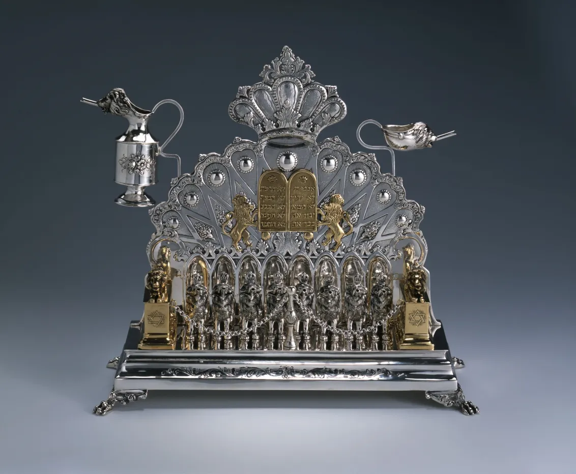Eine prächtige, aus Silber und Gold gefertigte Chanukka-Lampe.