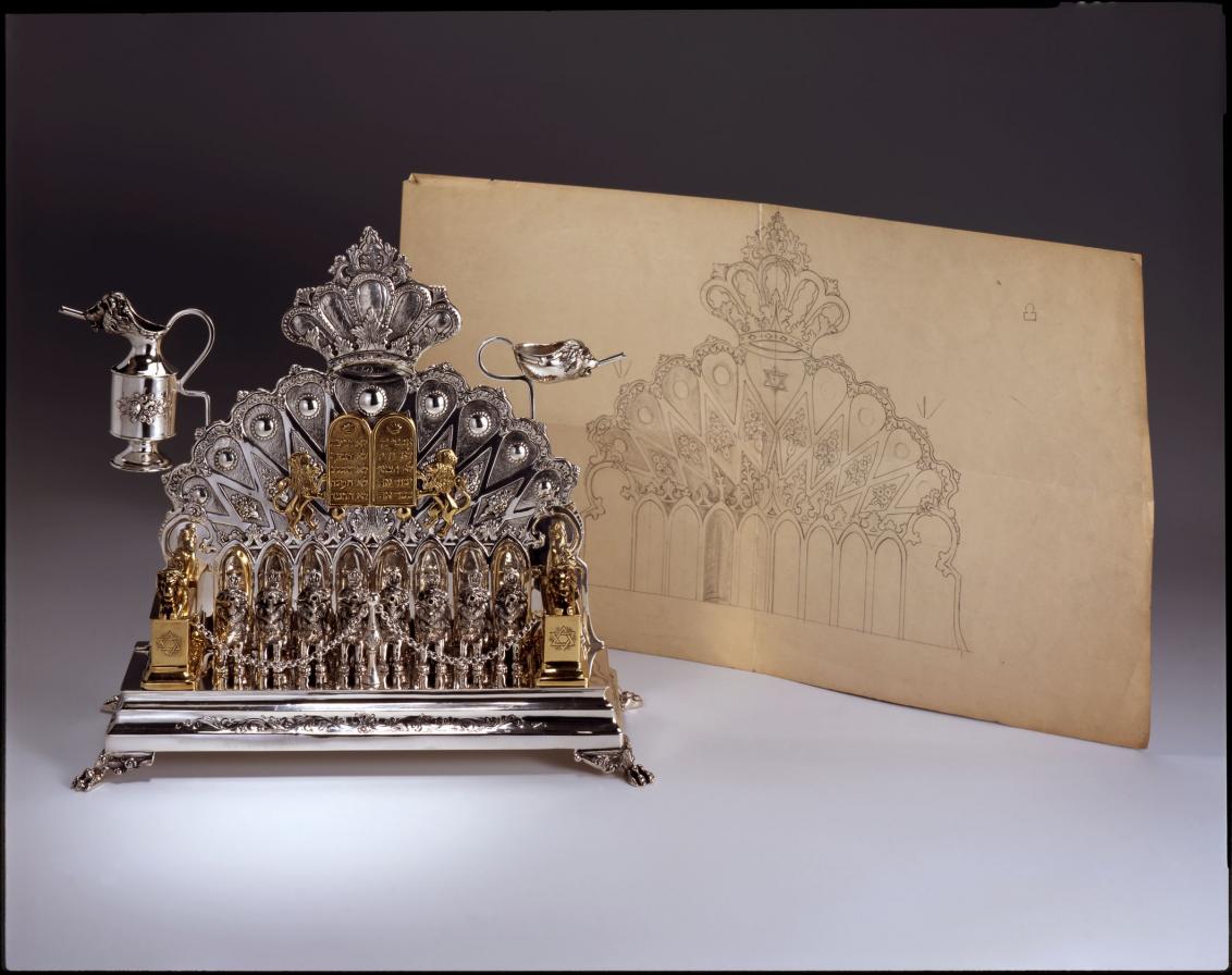 Die Chanukka-Lampe und der Entwurf auf Papier, der fast hundert Jahre alt ist