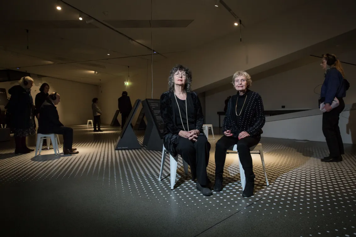 Irena Steinfeldt-Levy (links) und Corinna Coulmas (rechts) in der Ausstellung "Claude Lanzmann. Die Aufzeichnungen"