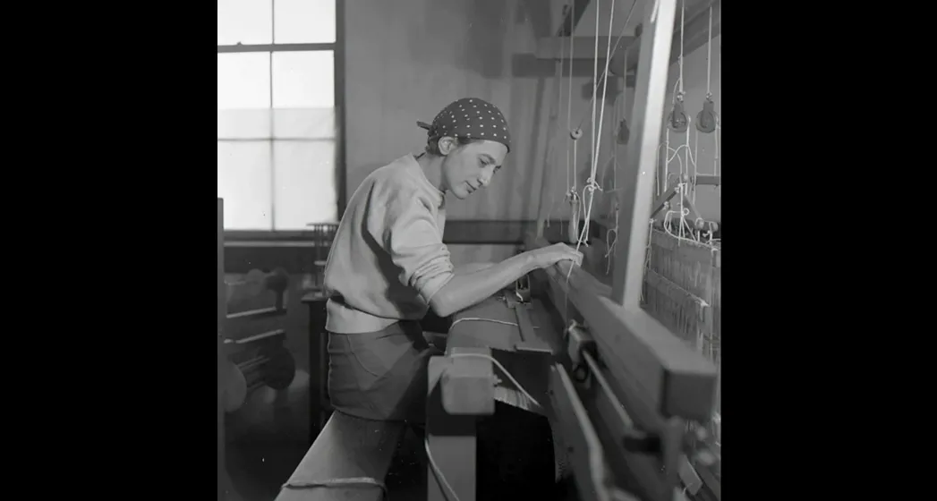 Porträt von Anni Albers an ihrem Webstuhl.