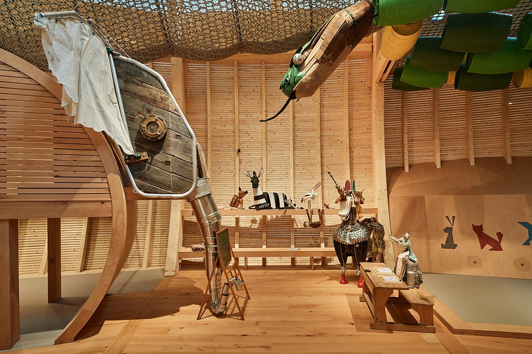 Vista al interior del arca con animales de exposición