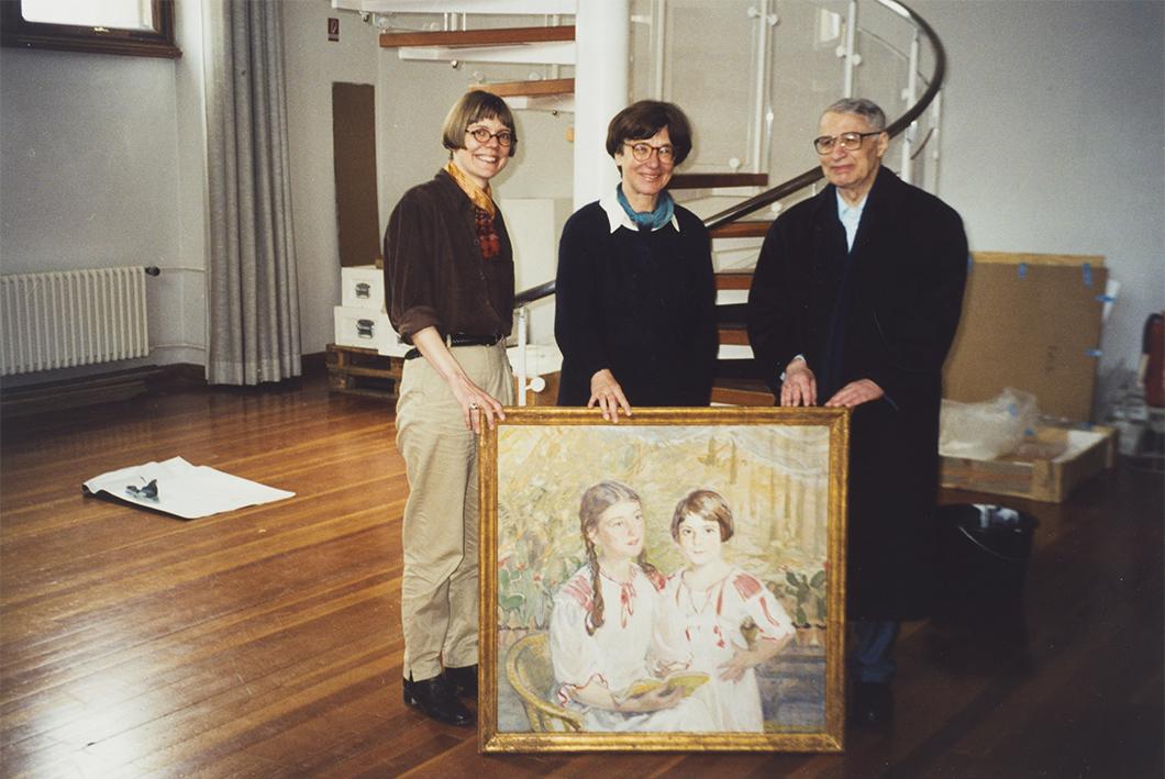 Three people present the painting by Sabine Lepsius