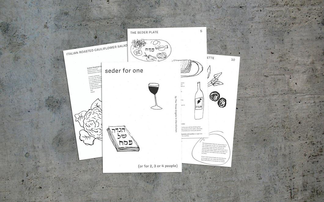 Auf grauem Hintergrund liegen mehrere Karten, auf denen mit Zeichnungen ein Rezept mit dem Titel "Seder for one" steht.