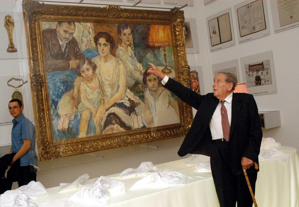 Peter Plesch in front of the painting of his family