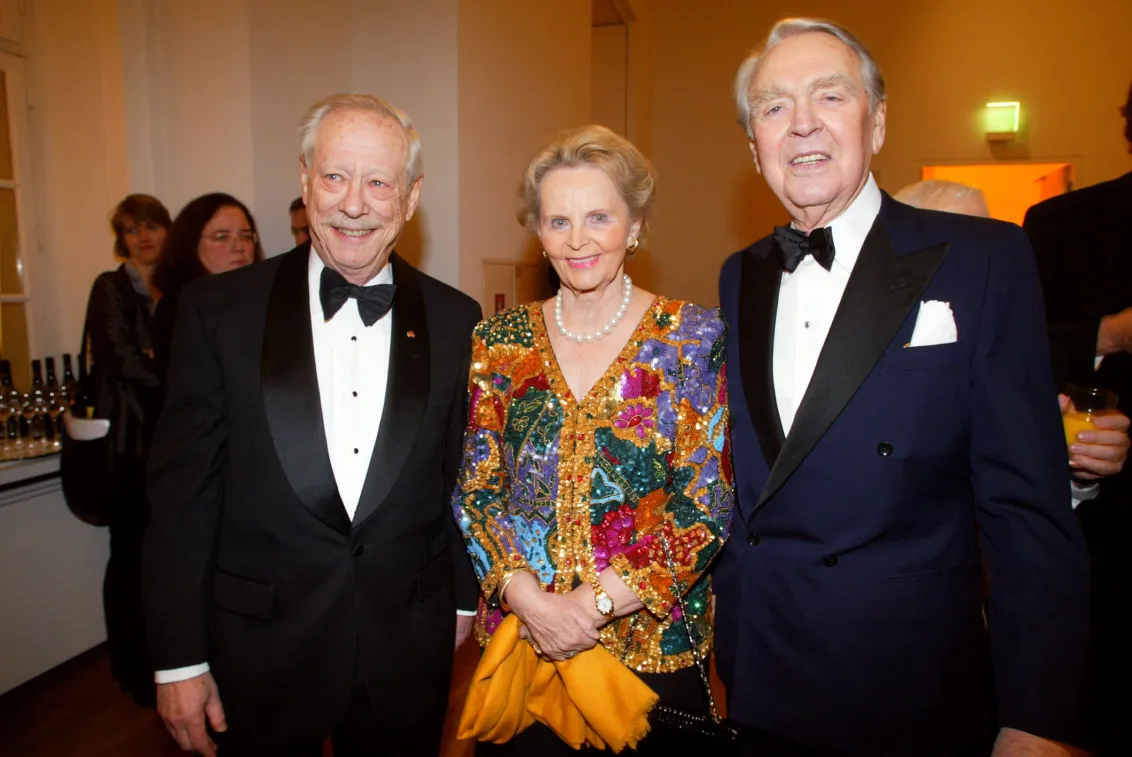 Anniversary dinner 2002: W. Michael Blumenthal, Else Beitz, and Berthold Beitz