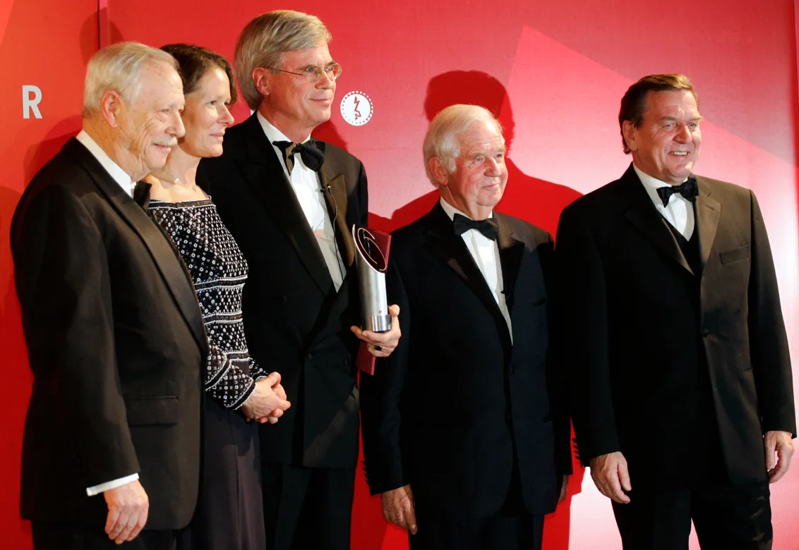 Anniversary dinner 2004: W. Michael Blumenthal, Christina Rau, Michael Otto, Kurt Biedenkopf, and Gerhard Schröder