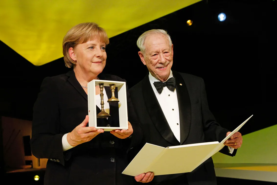 Anniversary dinner 2011: Michael Blumenthal presents the award to Angela Merkel