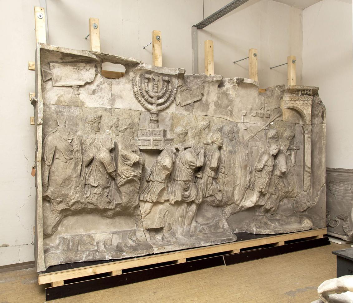 Abguss des originalen Titusreliefs in Rom, montiert auf ein Holzgestell