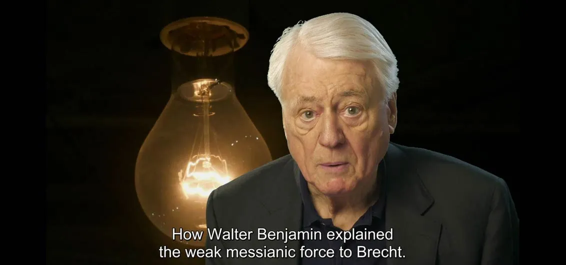 Ein wei&szlig;haariger Mann im Vordergrund, im Hintergrund eine riesige Gl&uuml;hbirne.