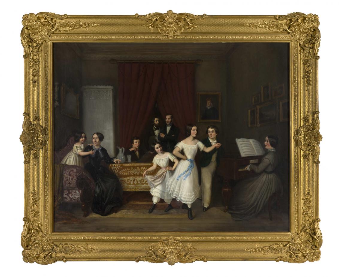 Bild mit Erwachsenen und Kindern, auf der rechten Seite sitzt eine Frau an einem Klavier, in der Mitte tanzen drei Kindern