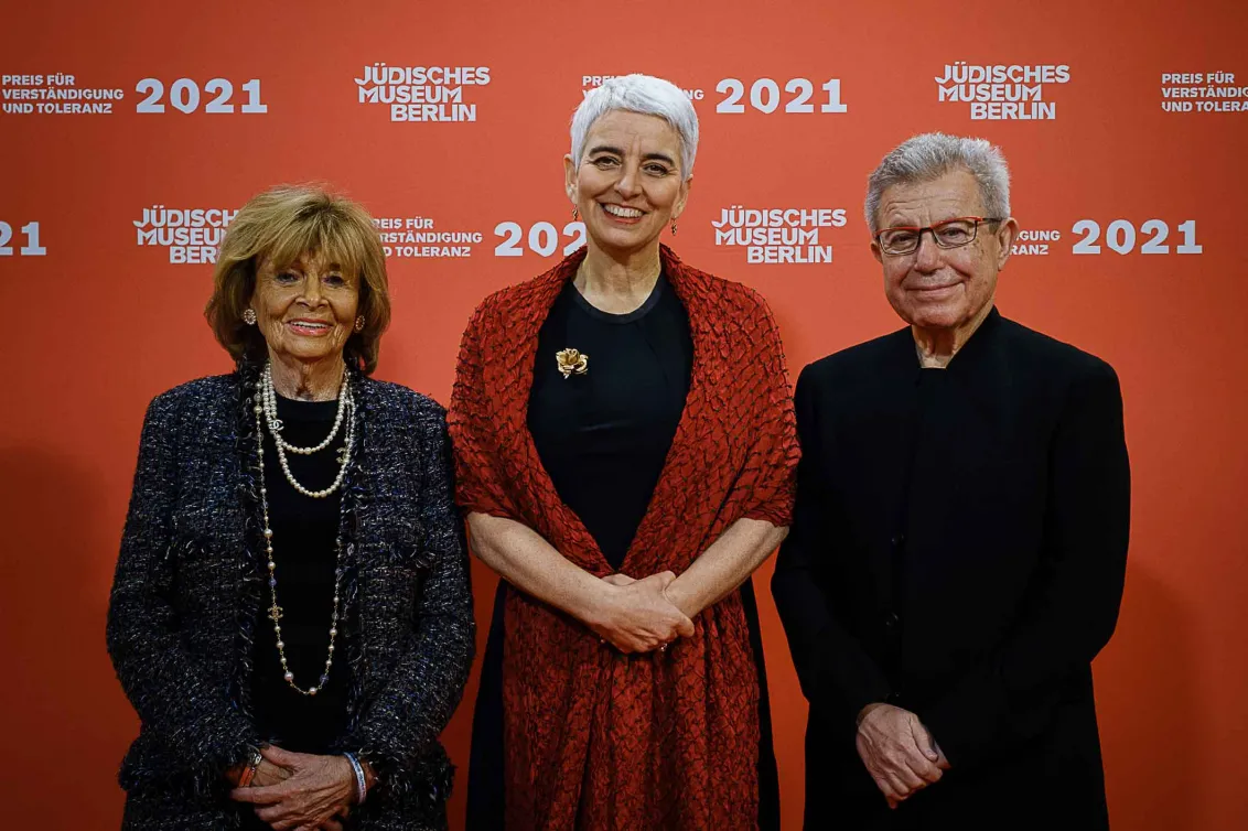 Daniel Libeskind; Hetty Berg and Charlotte Knobloch in front of a red photo wall