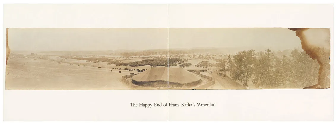 Aufgeklappte Karte mit einem sehr querformatigen Sepia-Foto eines Zirkuszelts in einer Landschaft aus Feldern und Bäumen, darunter der Text: The Happy End of Franz Kafka‘s ‚Amerika‘.