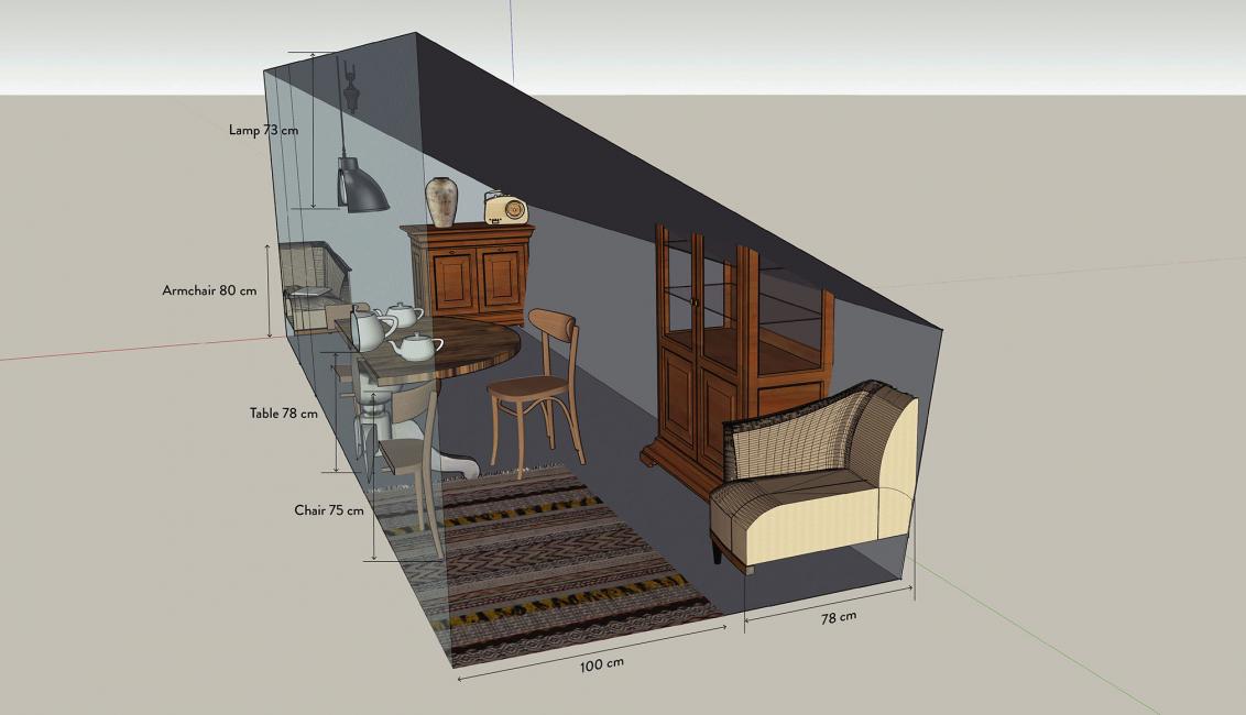 Grafik von einem Wohnzimmer hinter Glas mit Schräge. Die Möbel, Lampe und Teekanne werden durch die Vitrinenwand abgeschnitten. 