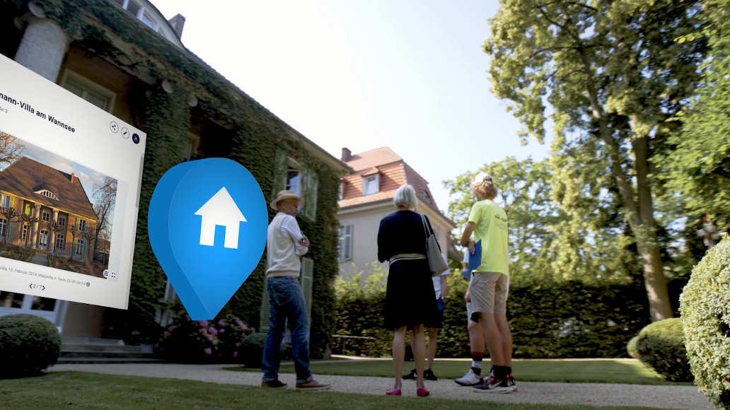 Fünf Menschen stehen vor einer Villa. Am linken Bildrand ist ein Browserfenster mit einem Foto und abgeschnittenen Text zu sehen – daneben ein blauer Pin mit einem weißen Haus-Symbol.
