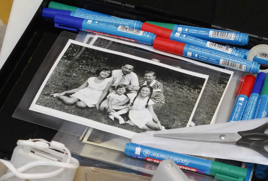 on.tour-Workshop: Arbeitsmappe mit Fotos und Stiften