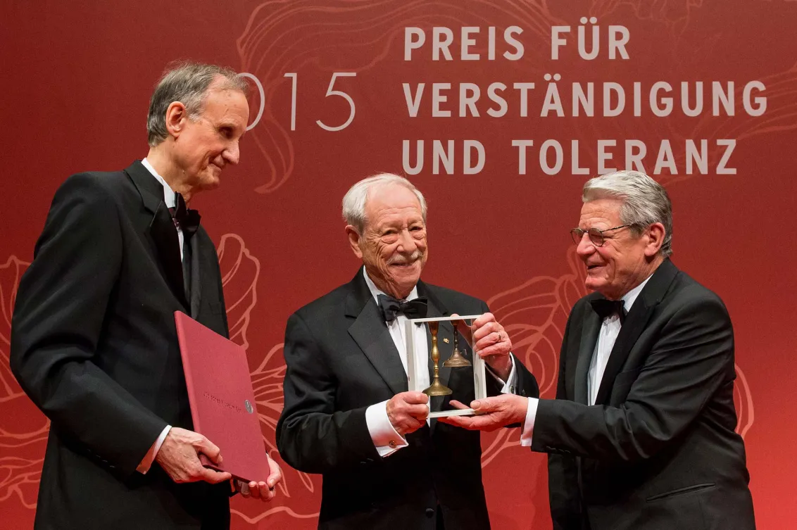 Anniversary dinner 2015: Joachim Gauck and Peter Schäfer present the award to W. Michael Blumenthal