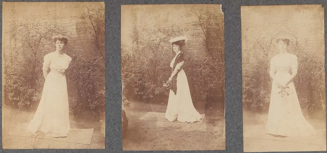 Fotoalbumseite (Ausschnitt) mit drei Schwarz-Weiß-Fotografien einer stehenden jungen Frau. Ihre Posen variieren leicht, ebenso ihre Accessoires (mit und ohne Blumen in der Hand, mit und ohne Stola).