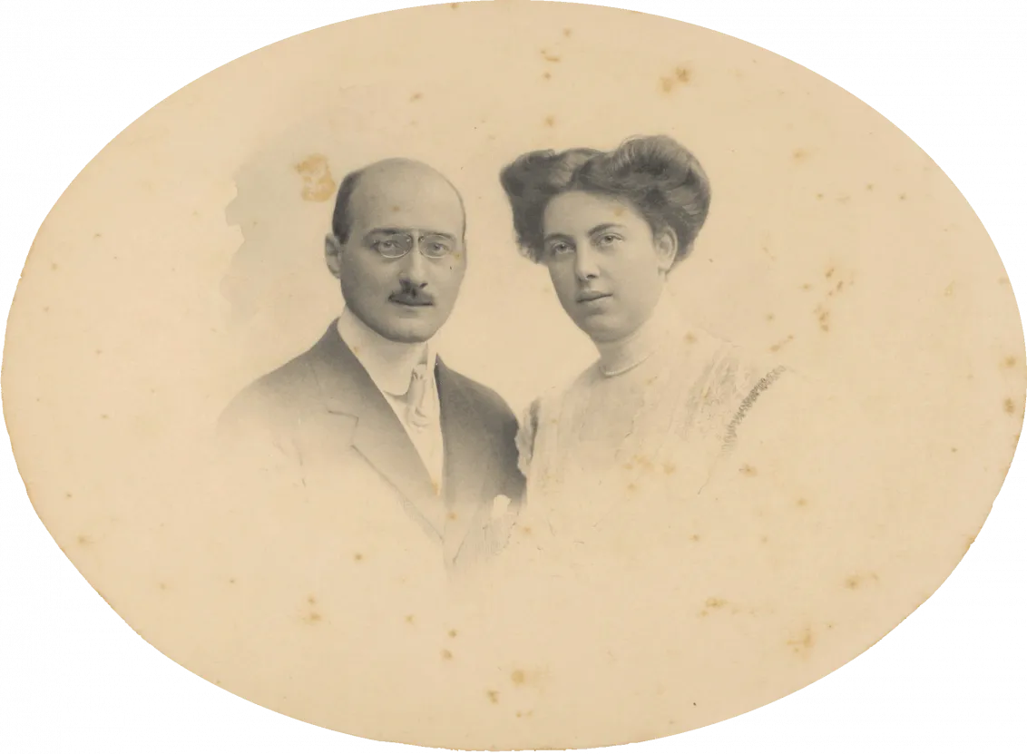 Das ovale Foto zeigt links einen Mann, rechts eine Frau, jeweils als Brustbild. Er trägt Anzug mit Einstecktuch und Monokel, sie trägt ein weißes, hochgeschlossenes Oberteil und eine Hochsteckfrisur.